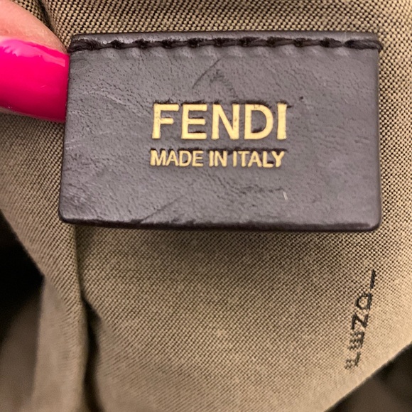♥️ Large Leather Fendi Shoulder Bag♥️ - Picture 16 of 17